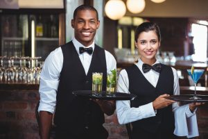 「waitress」とはもう言わない？「gender-neutral」な英語を使おう！