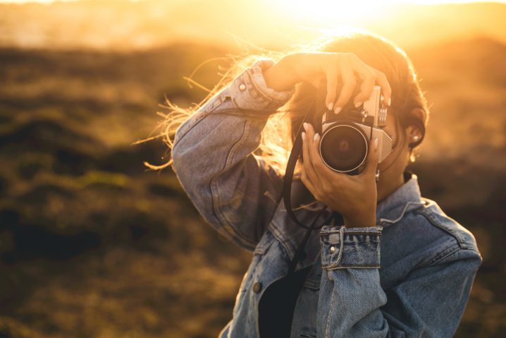 【前置詞をマスターしよう！】○○を背景に~ ― 写真や画像で使う英語表現