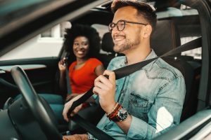 【よくある英語間違いをチェック！】車で行くの？えっ、彼の車で行くの？