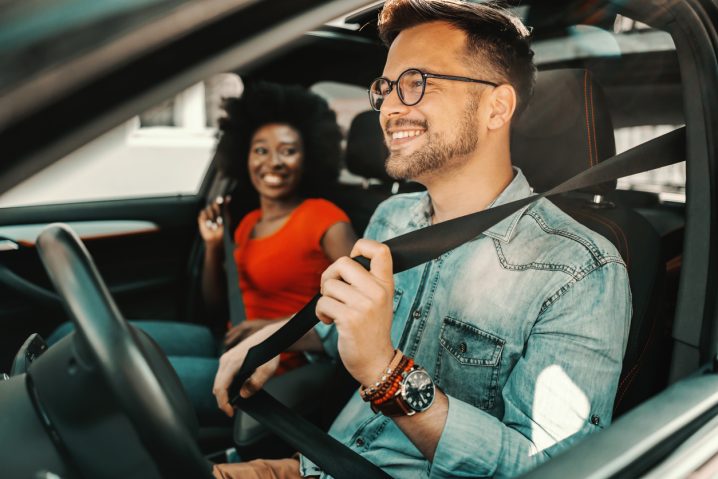 【よくある英語間違いをチェック！】車で行くの？えっ、彼の車で行くの？