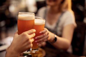 英語でなんて言う？「とりあえずビール！」や「遠回しに言わないで」