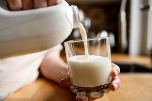 【現地発！カナダについて教えます】West 対 East：巨大牛乳対決！